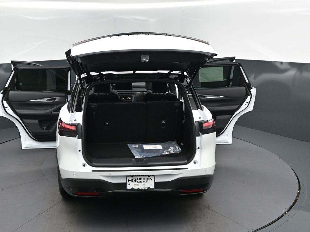 New 2027 2T RAD WHT INFINITI Sport AWD image 50
