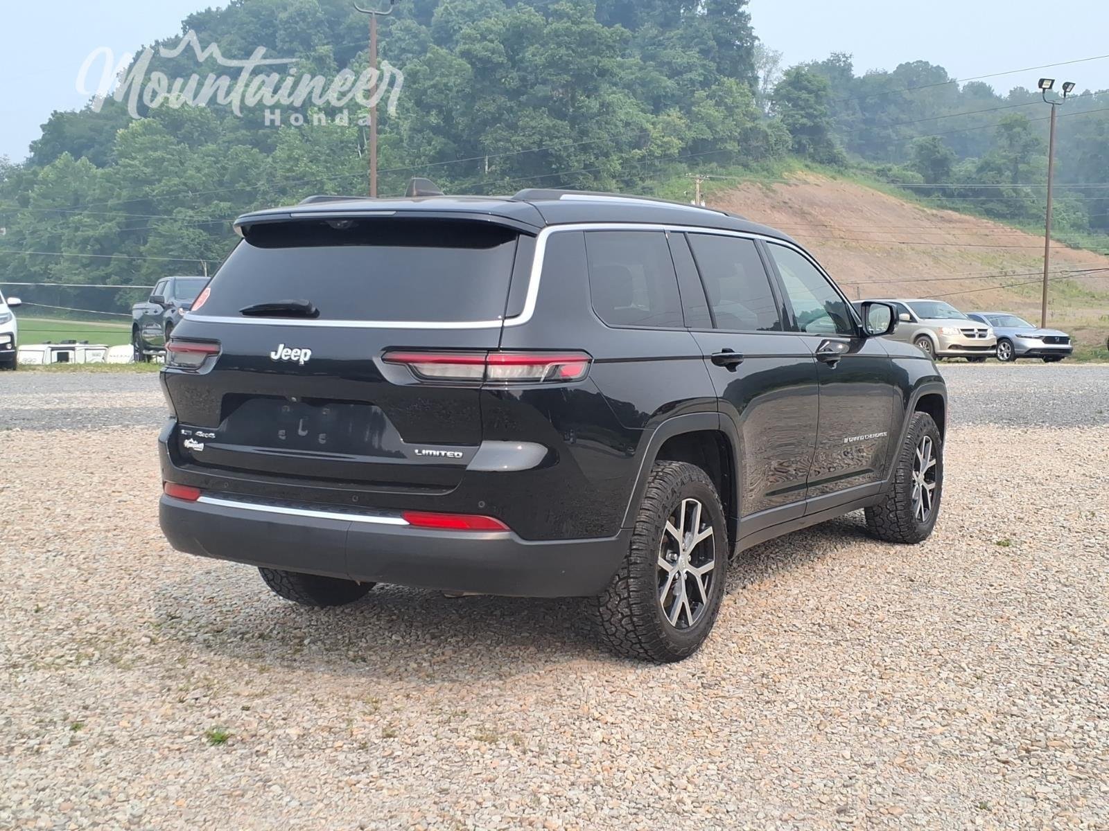Used 2023 Diamond Black Crystal Pearlcoat Jeep Limited image 6