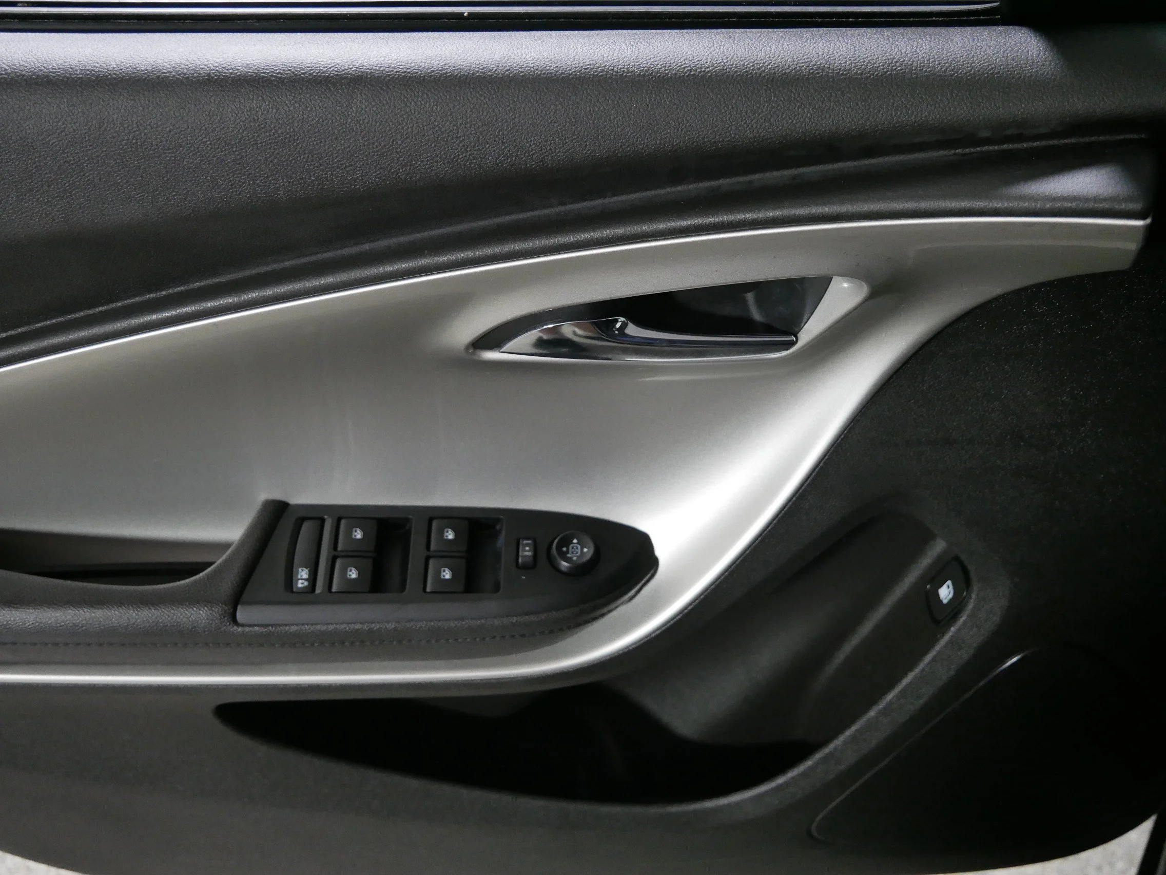Used 2015 Silver Ice Metallic Chevrolet  image 19
