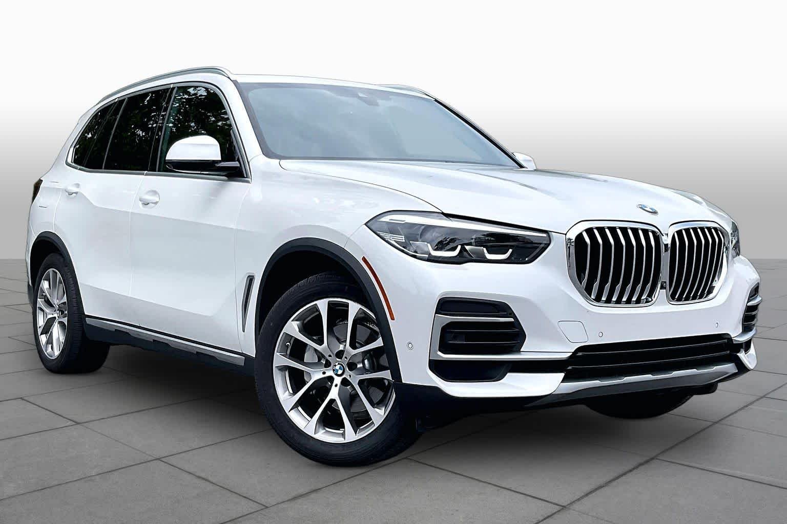 Used 2022 Mineral White Metallic BMW xDrive40i image 2