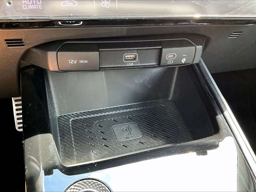 Used 2023 White Kia Wave image 26