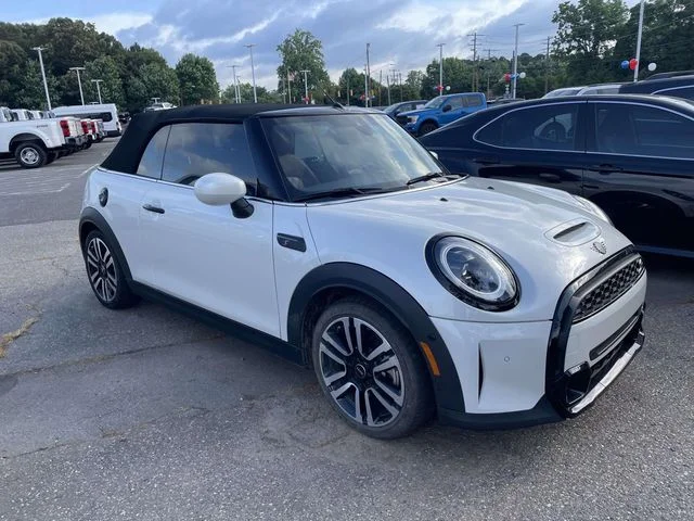 Used 2024 White Metallic MINI Signature image 1