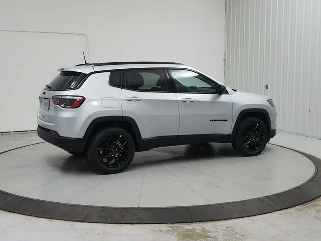 New 2026 Silver Zynith Metallic Clearcoat Jeep Latitude image 8