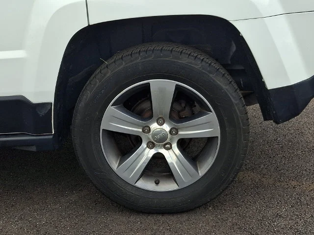 Used 2017 White Jeep Latitude image 10