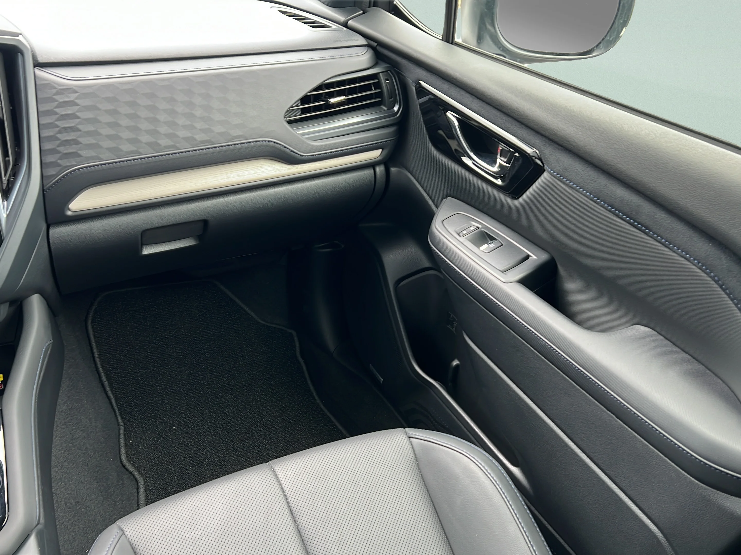 Used 2025 Ice Silver Metallic Subaru Limited image 13
