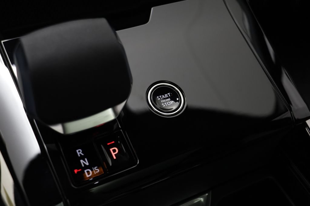 New 2026 Santorini Black LAND ROVER Dynamic SE image 13