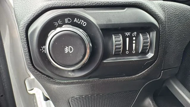 Used 2021 White/off-white Jeep Sport S image 19