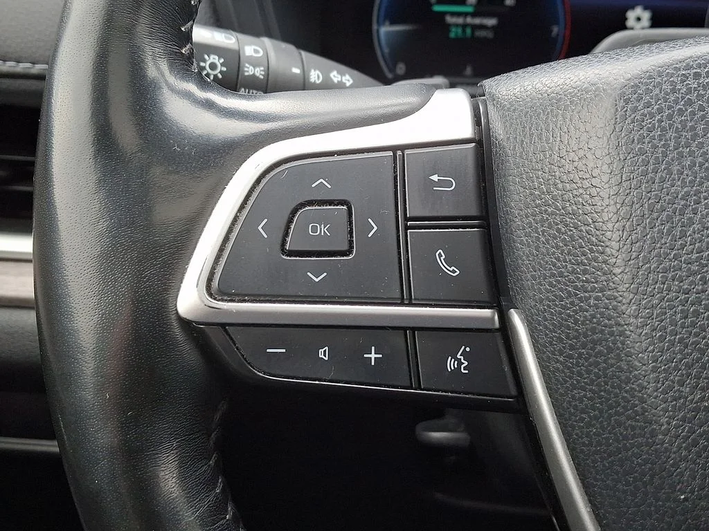 Used 2024 White Toyota Platinum image 23