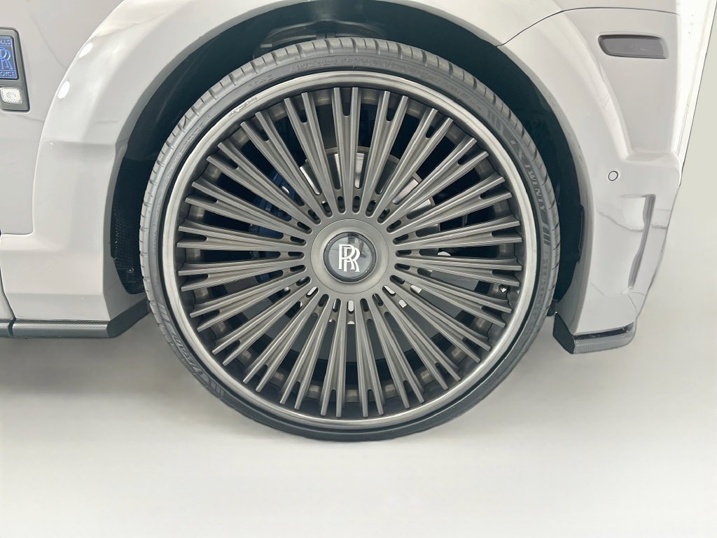 Used 2024 Stone Gray Rolls-Royce Black Badge image 31