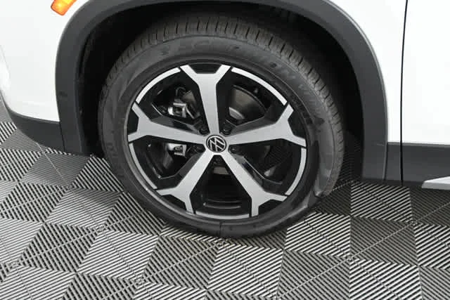 New 2026 Pure White Volkswagen SE image 27