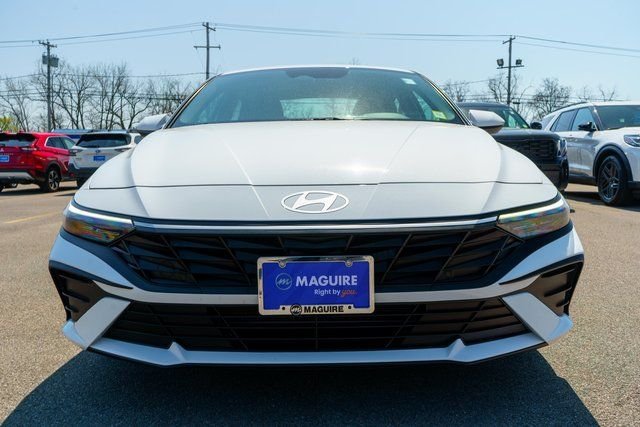 Used 2024 White Hyundai SE image 3