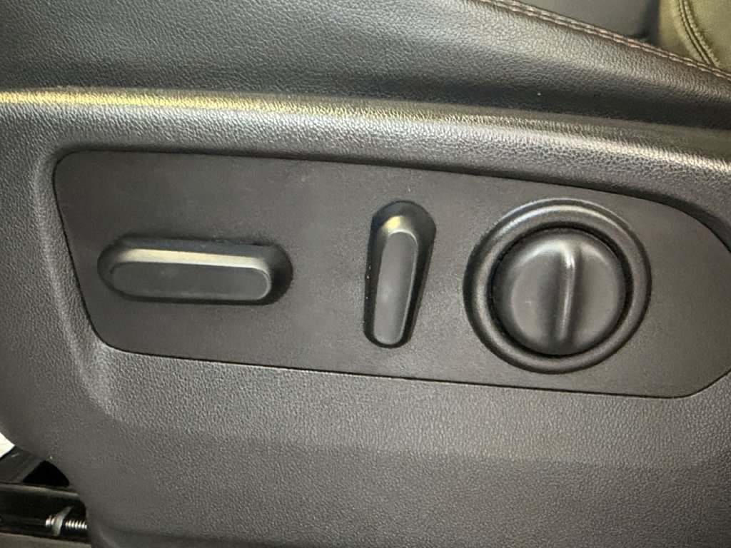 Used 2019 White GMC AT4 image 31