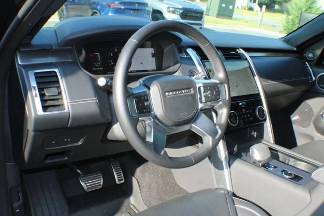 Used 2024 Black Land Rover Metropolitan Edition image 8