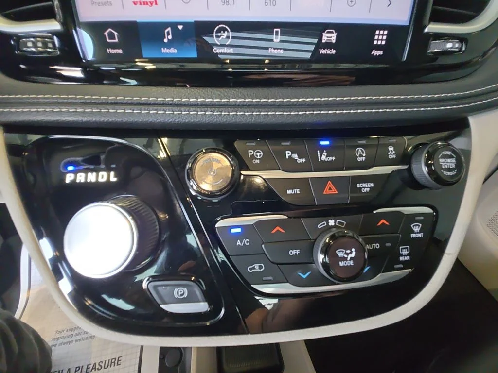 Used 2023 White Chrysler Touring L image 17
