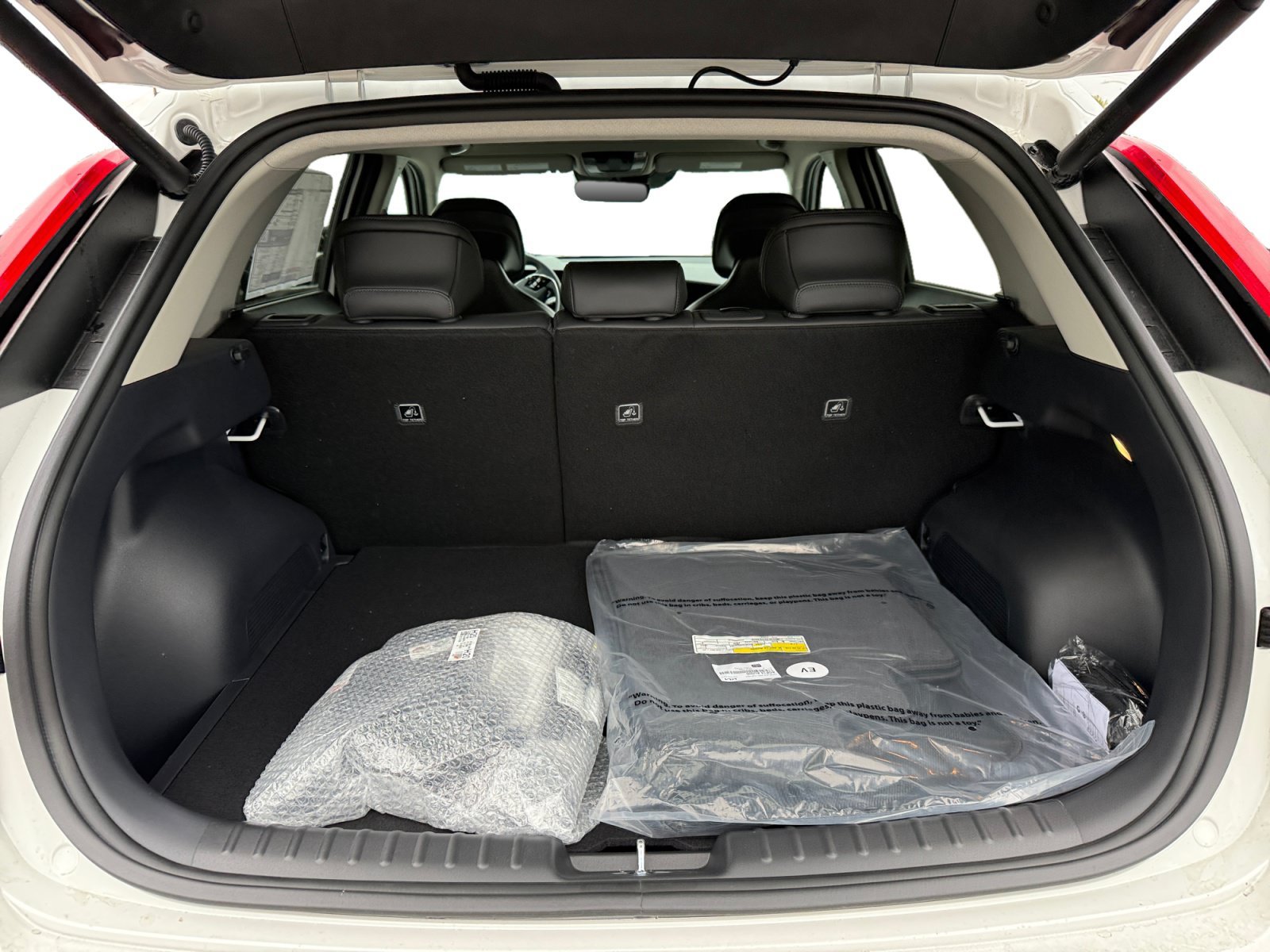 New 2026 Snow White Pearl Kia WIND image 17