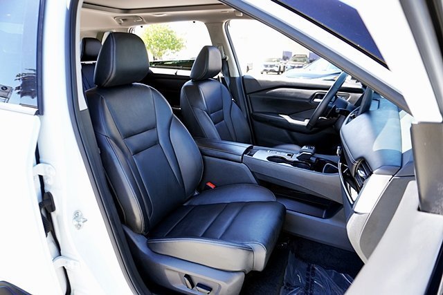 Used 2024 White Nissan SL image 17