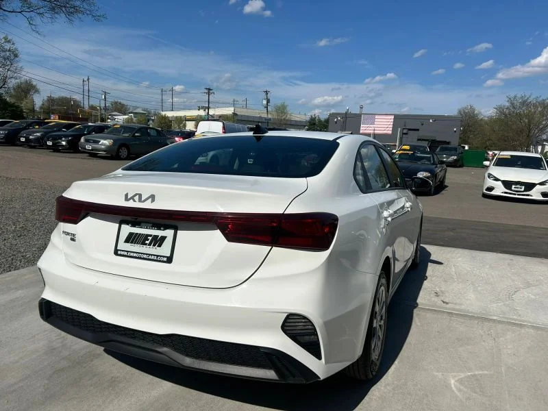 Used 2023 White Kia LX Sedan 4D image 9