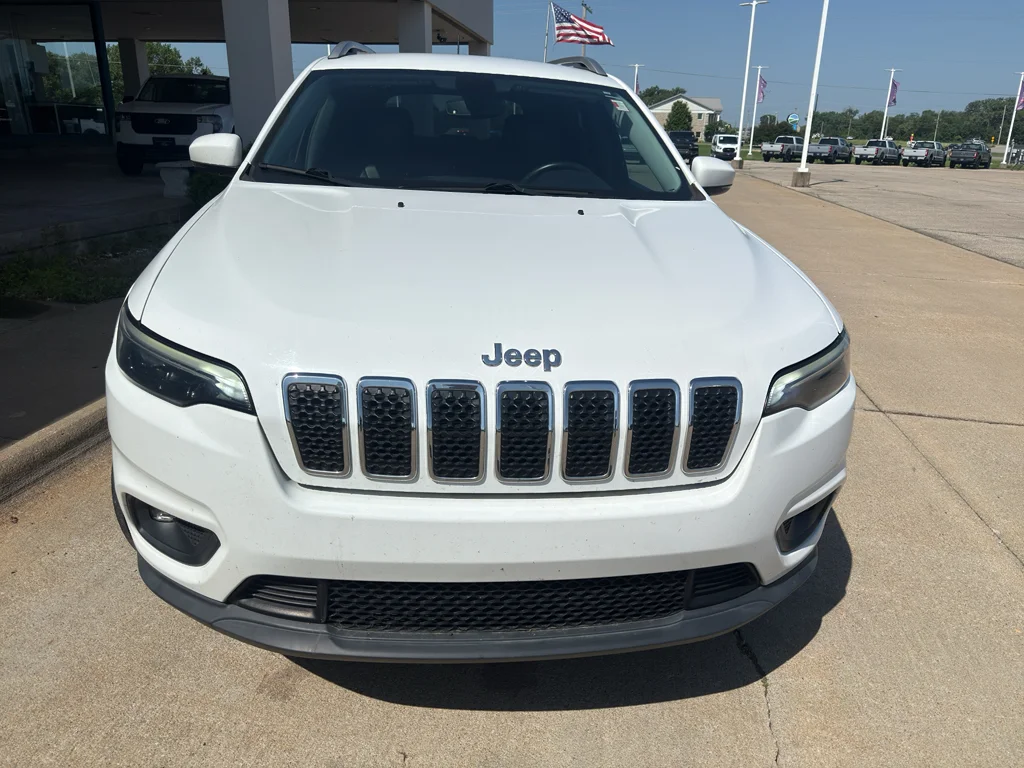 Used 2019 Bright White Clearcoat Jeep Latitude Plus image 6