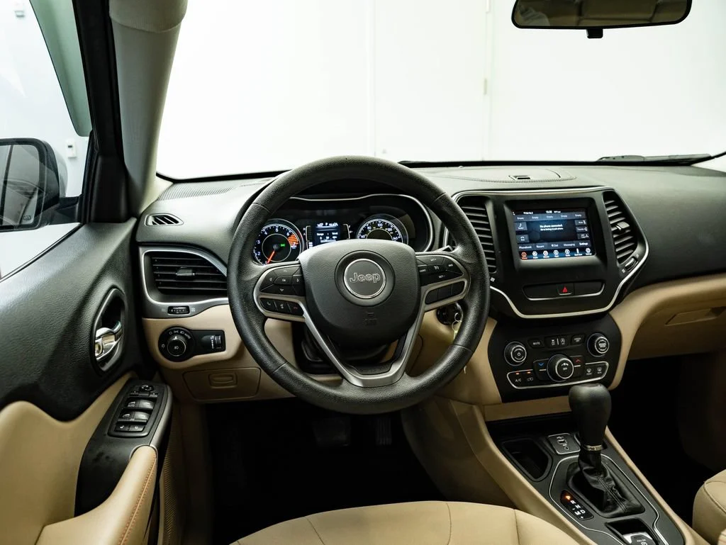 Used 2019 Bright White Clear Coat Jeep Latitude image 32