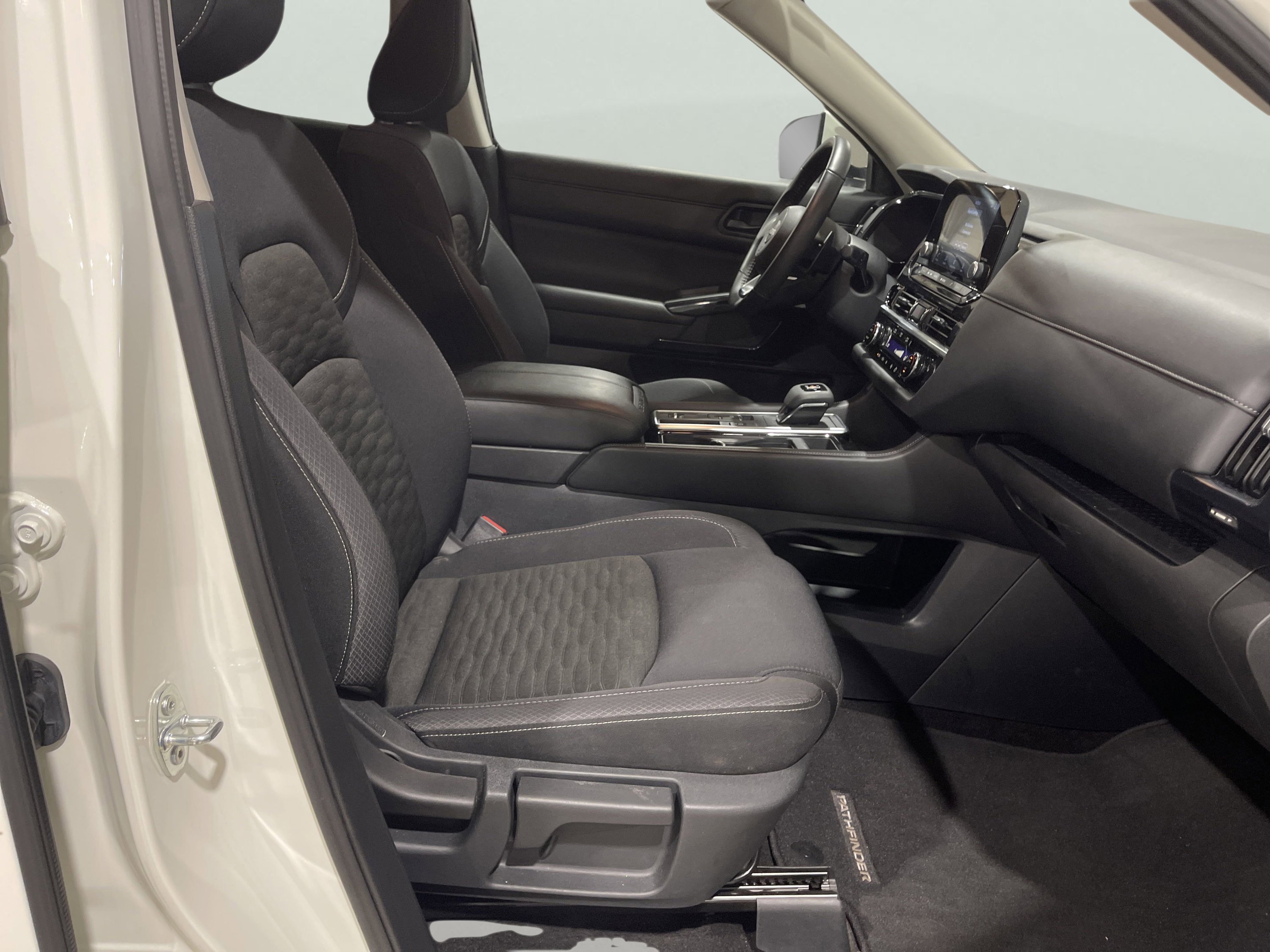 2025 Nissan Pathfinder SV - Photo 12