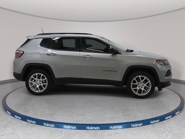 Used 2022 Silver Jeep Latitude Lux image 5