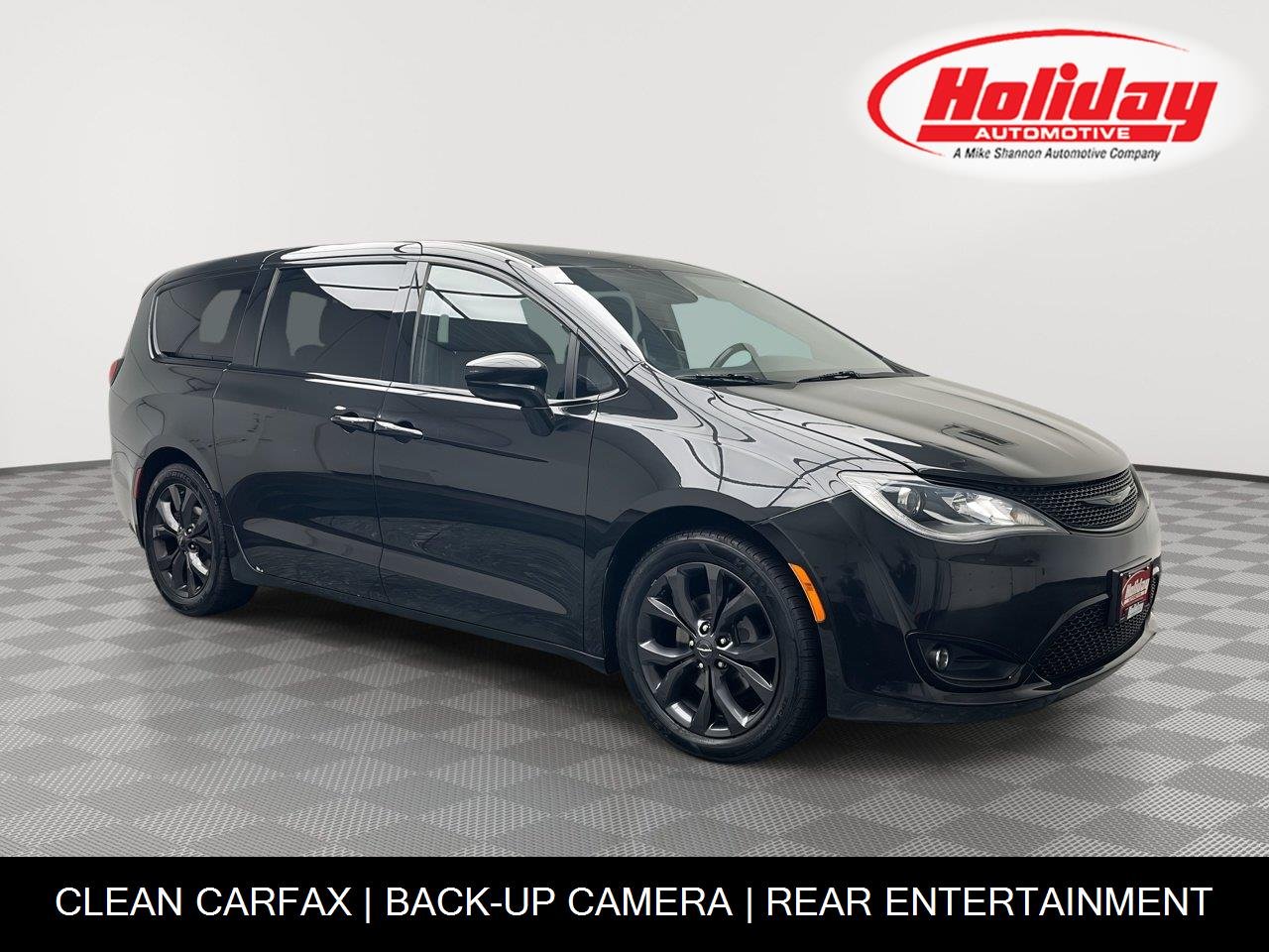 Used 2018 Brilliant Black Crystal Pearlcoat Chrysler Touring Plus image 1