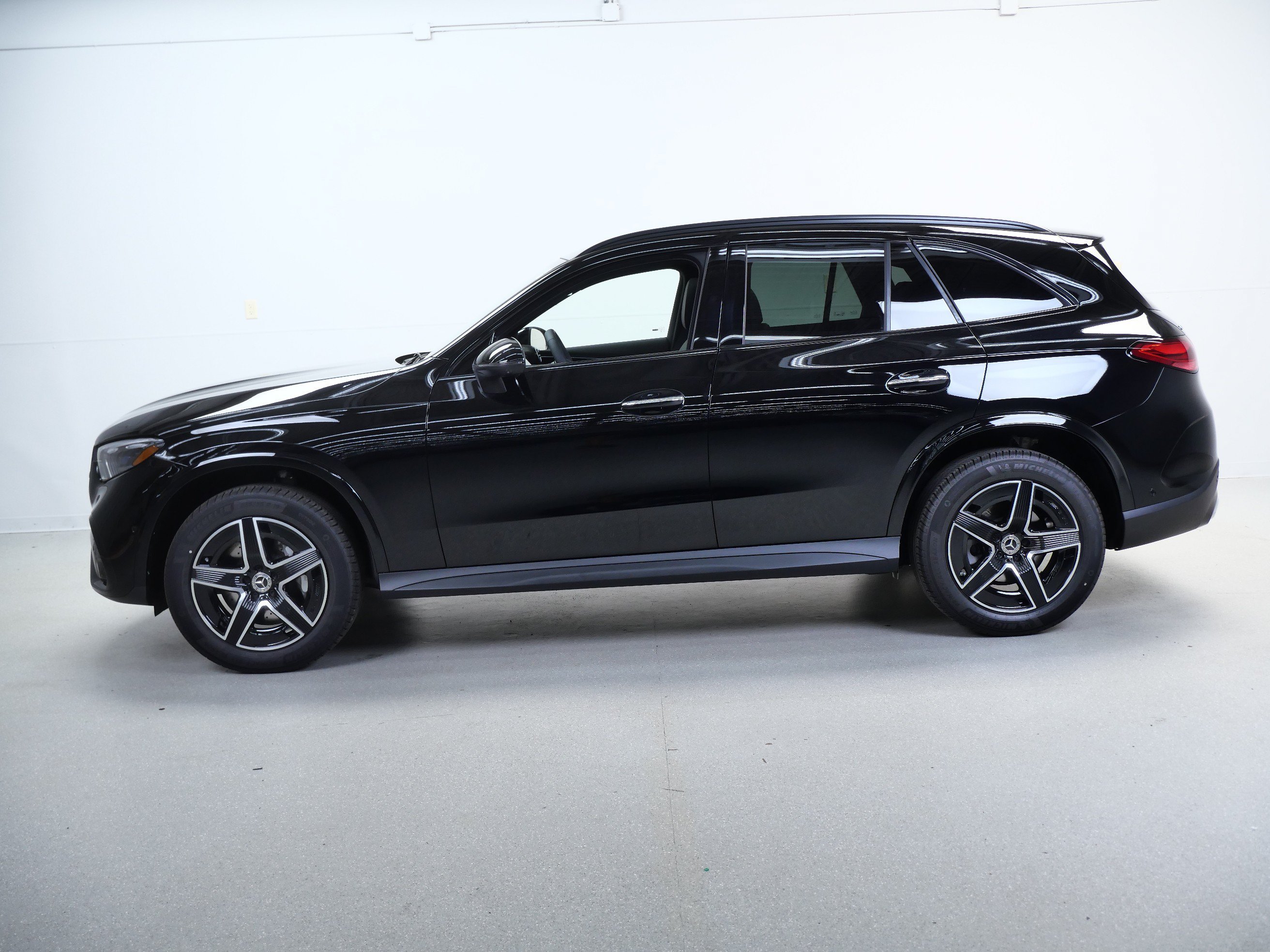 New 2026 Black Mercedes-Benz GLC 300 image 4