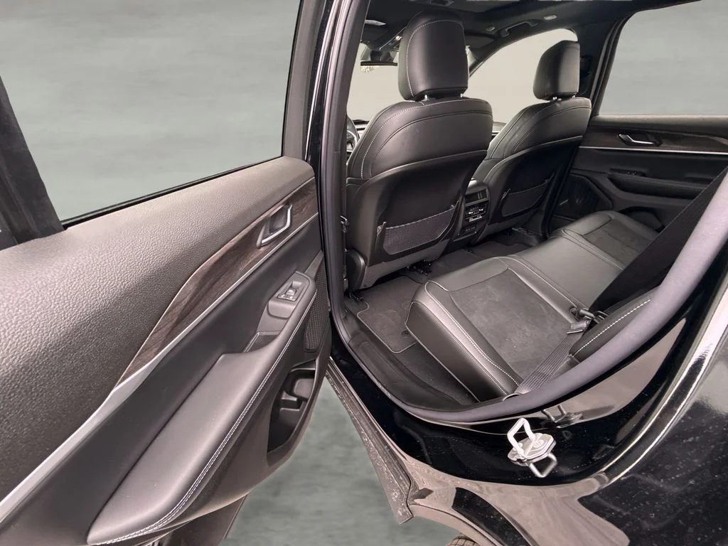New 2026 Diamond Black Crystal Pearlcoat Jeep Altitude image 22