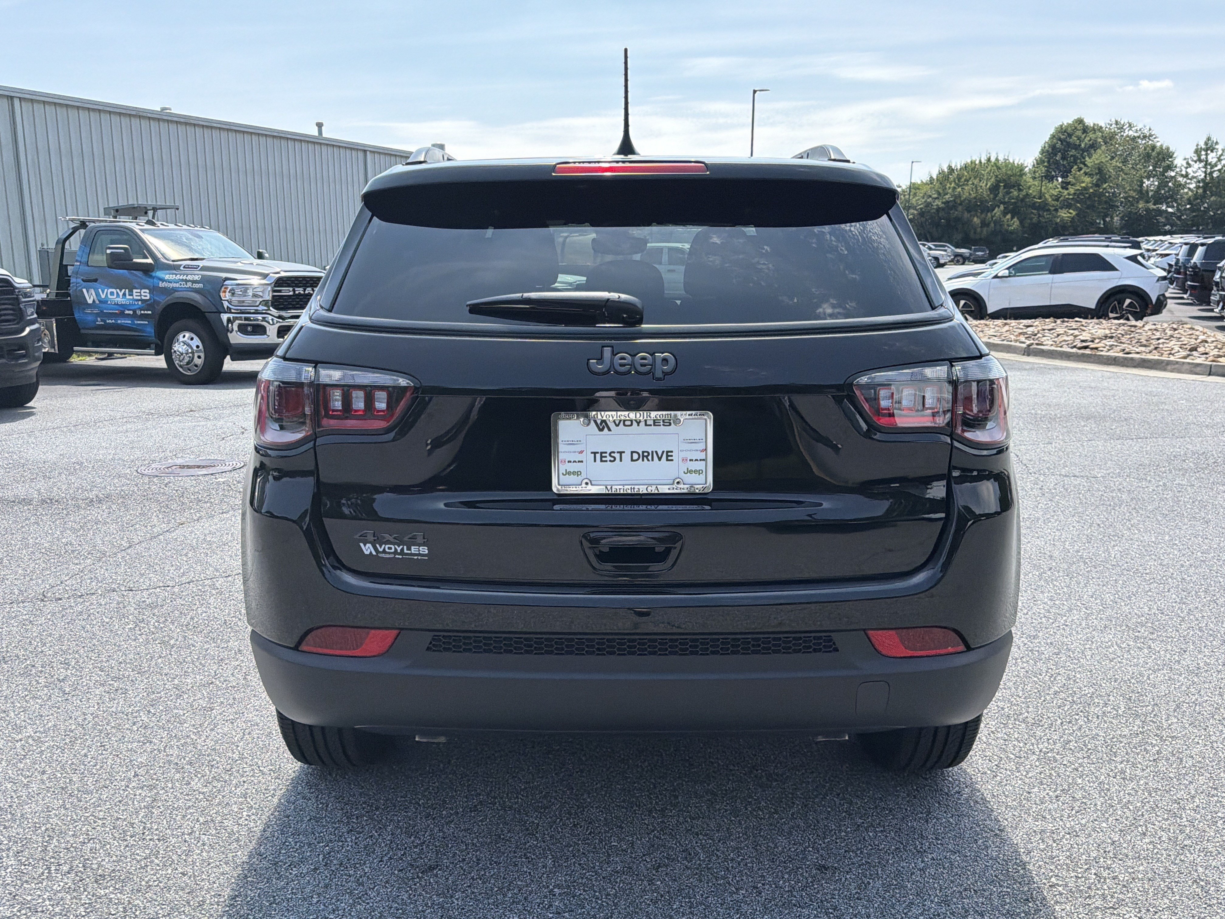 New 2026 Diamond Black Crystal Pearl-Coat Exterior Paint Jeep Latitude image 7