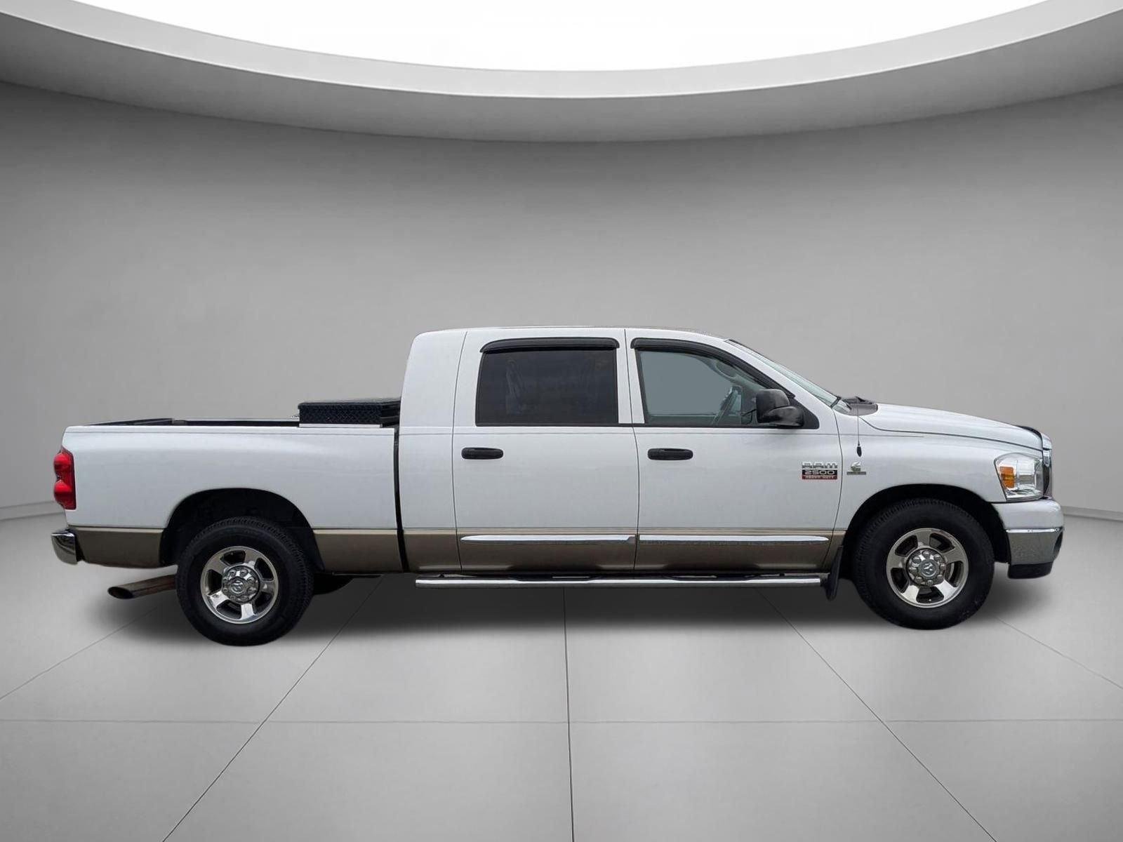 Used 2008 Bright White Dodge SXT image 4
