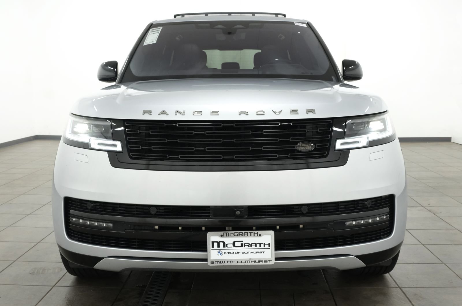 Used 2023 Silver Land Rover SE image 7