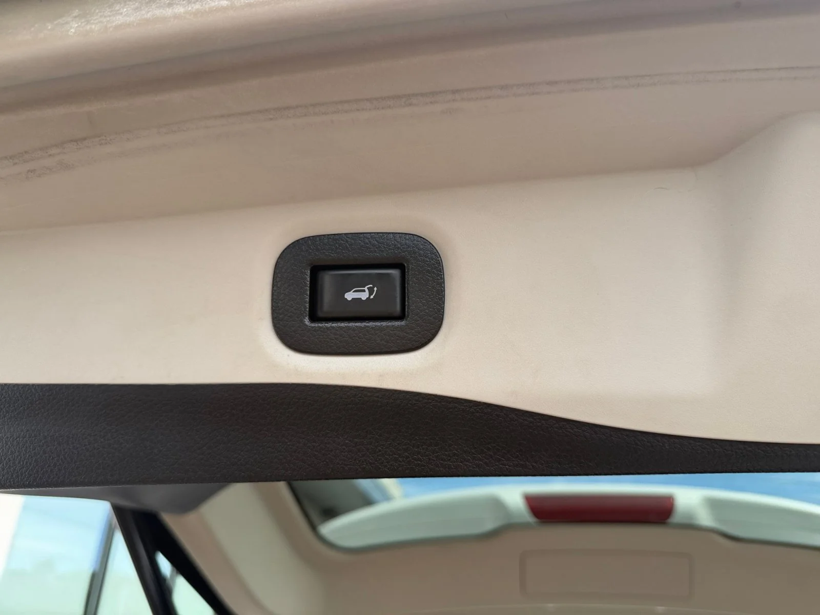 Used 2018 Pearl White Nissan SV image 37