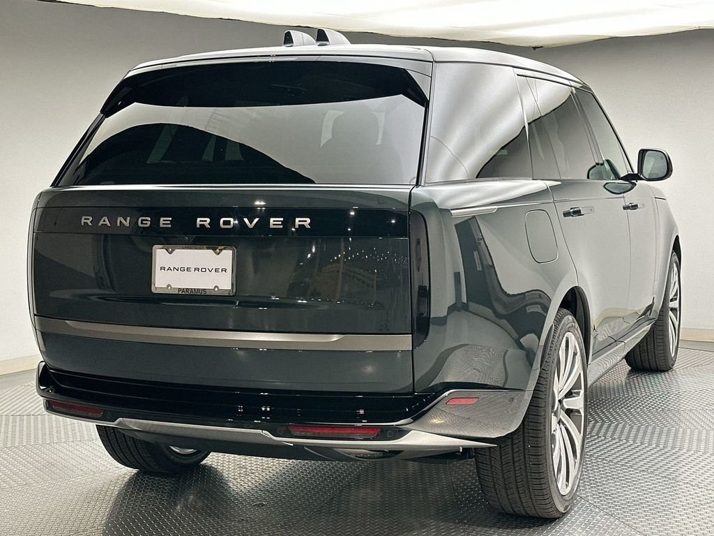 New 2026 Belgravia Green Metallic Land Rover SE image 3