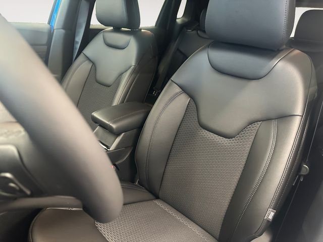 New 2026 Hydro Blue Pearl-Coat Exterior Paint Jeep Latitude image 9