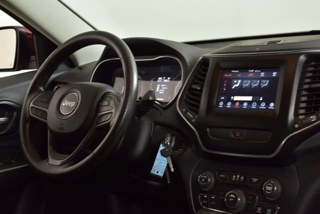 Used 2019 Red Jeep Latitude image 16
