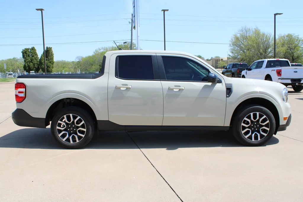 Used 2024  Ford Lariat image 4