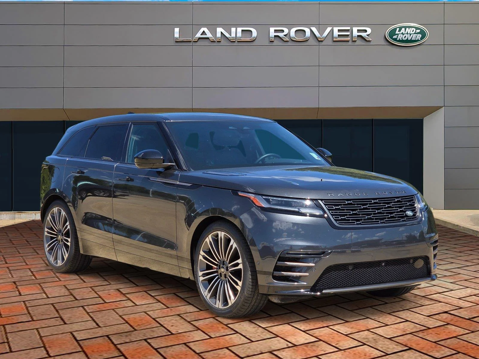 Certified Used 2024 Arroios Grey Metallic Land Rover Dynamic SE image 3