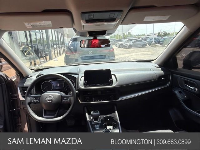 Used 2025 Beige/tan Nissan SV image 16