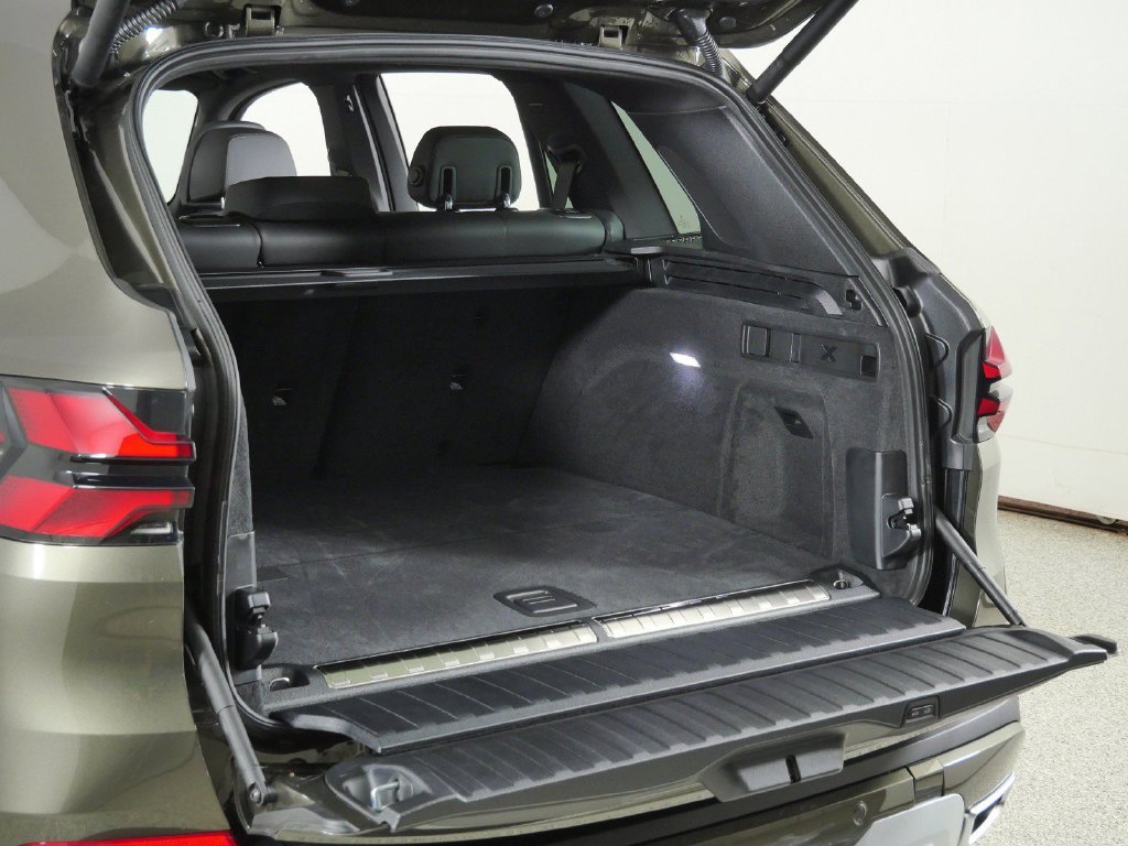 New 2026 Manhattan Green Metallic BMW xDrive50e image 29