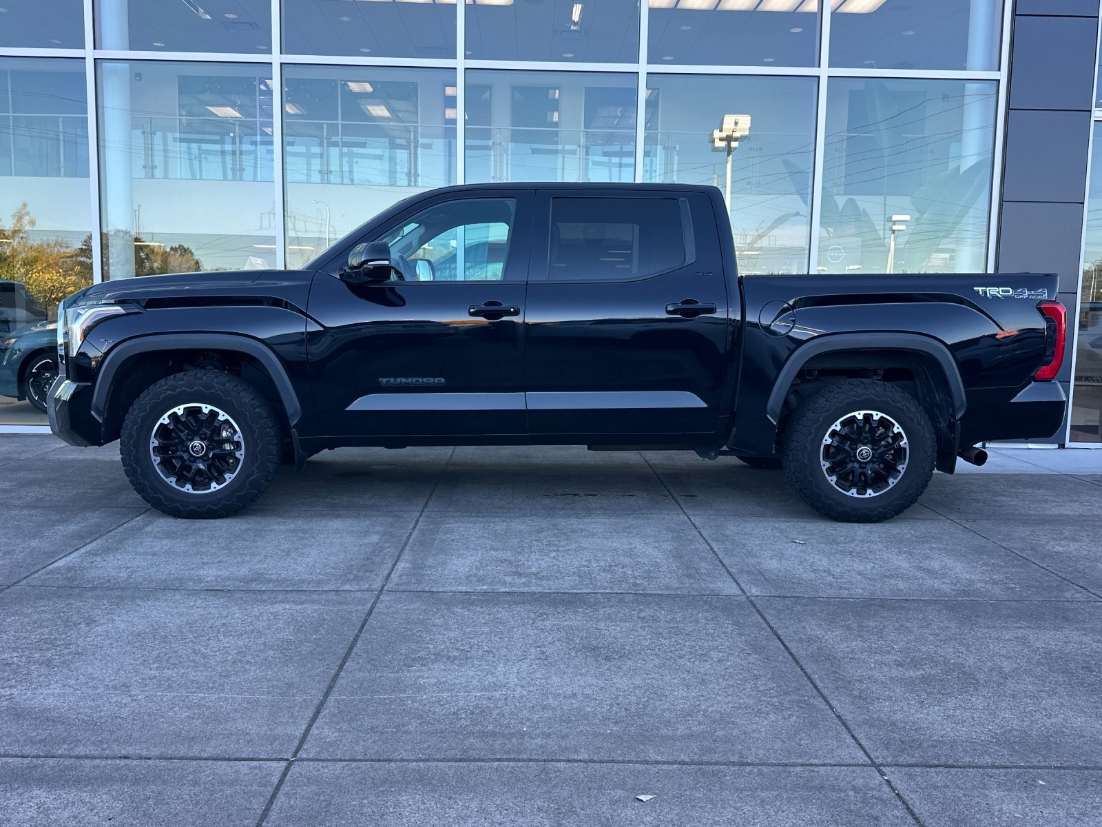 Used 2022 Midnight Black Metallic Toyota SR5 image 6