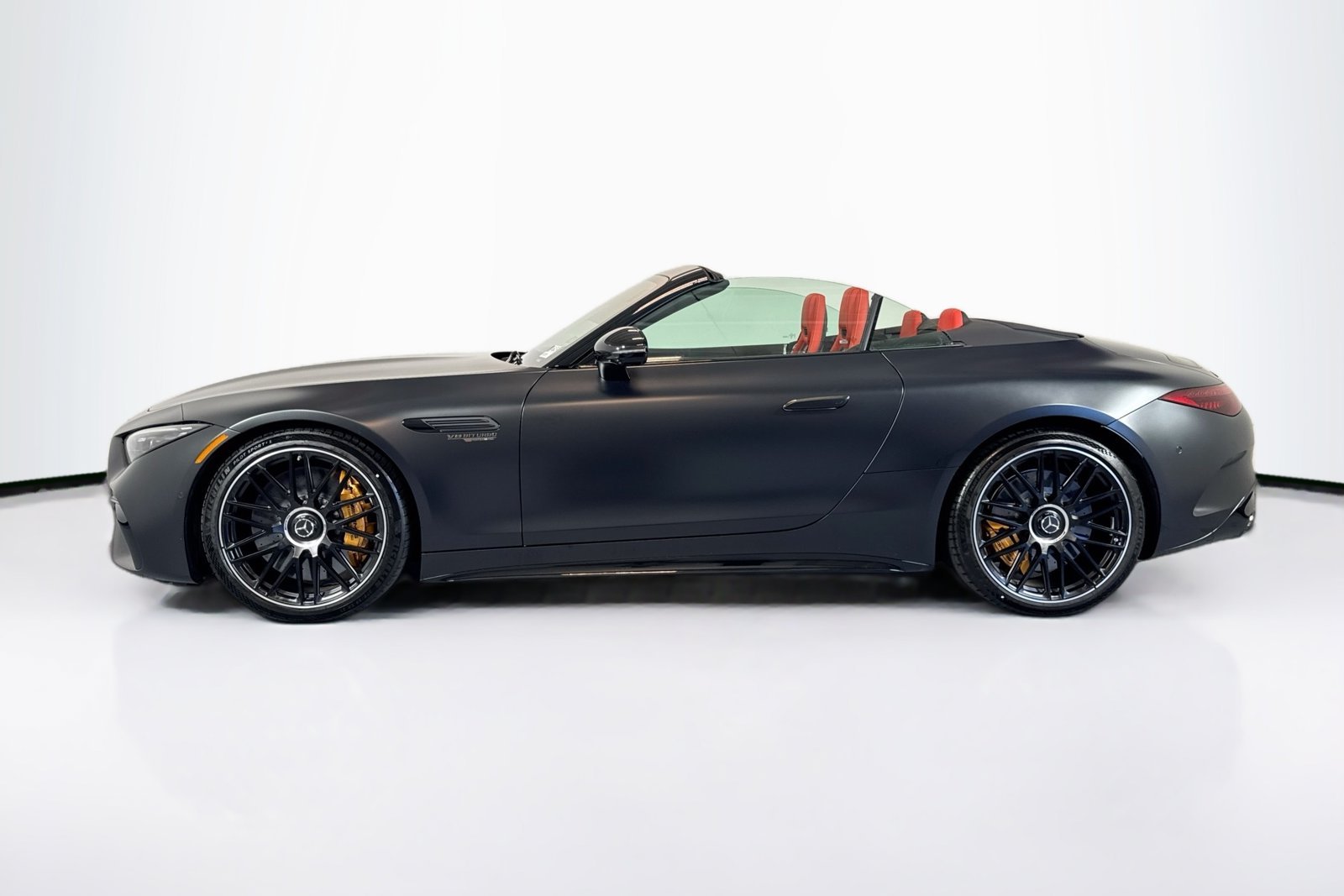 New 2026 MANUFAKTUR Night Black Magno Mercedes-Benz AMG® SL 63 S E Performance image 8