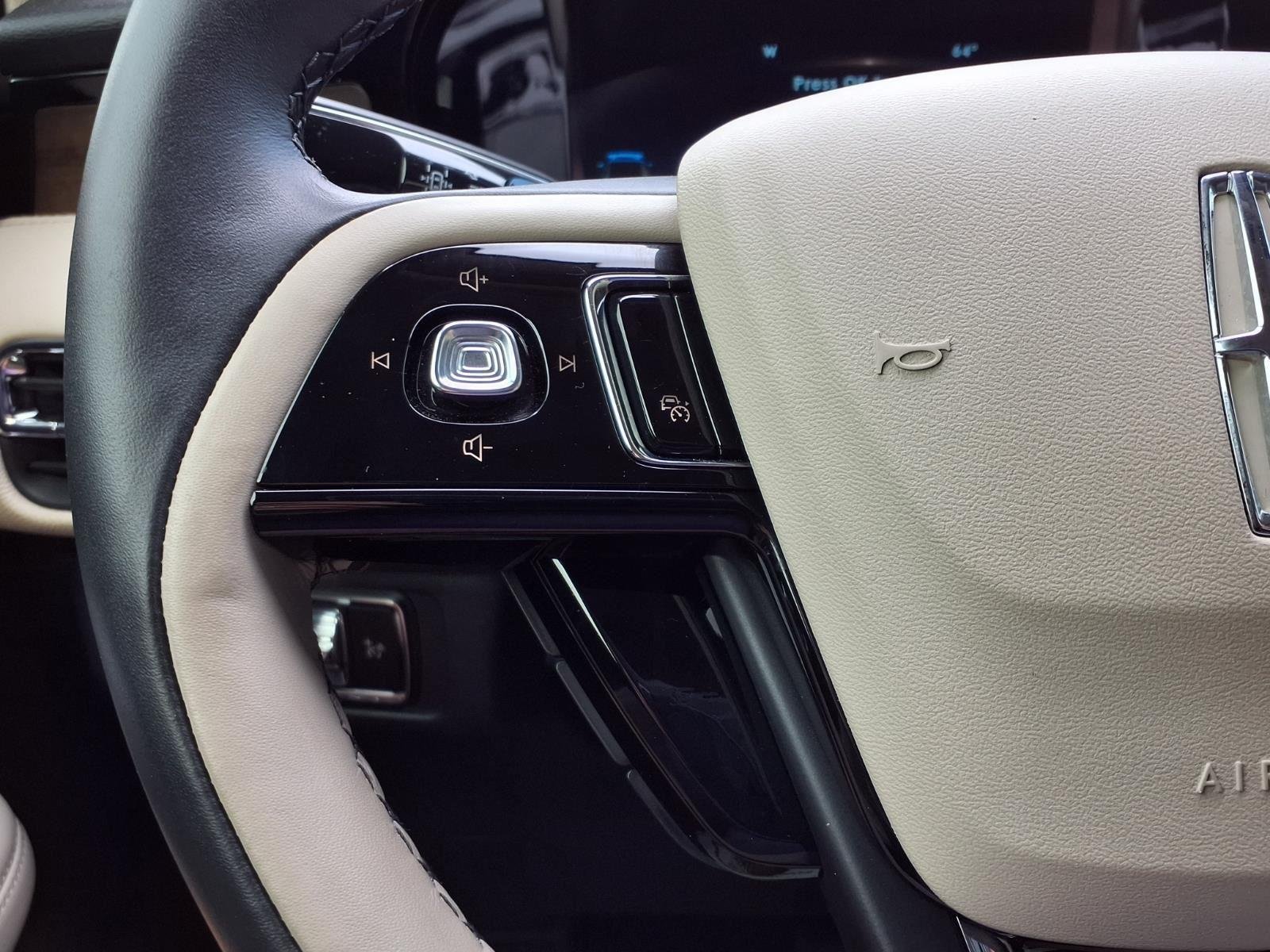 Used 2025 Crystal White Metallic Clearcoat Lincoln Grand Touring image 28