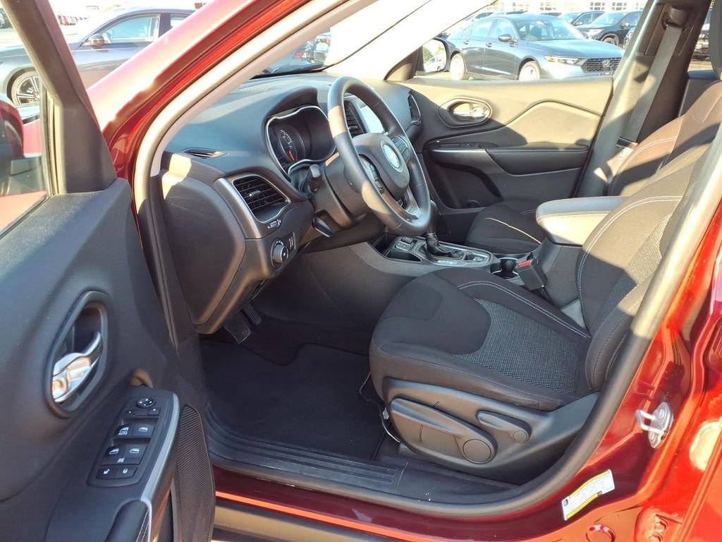 Used 2019 Velvet Red Pearlcoat Jeep Latitude image 18