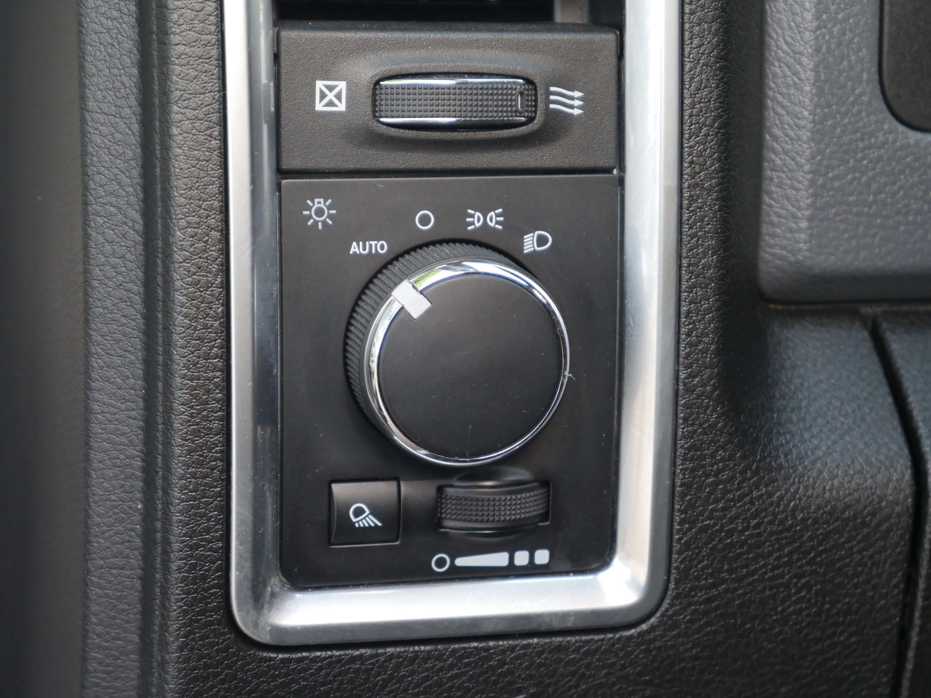 Certified Used 2018 Bright White Clearcoat Ram SLT image 5