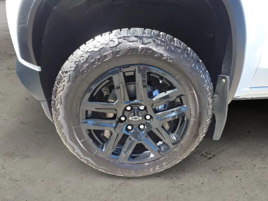 Used 2025 White Chevrolet Trail Boss image 9