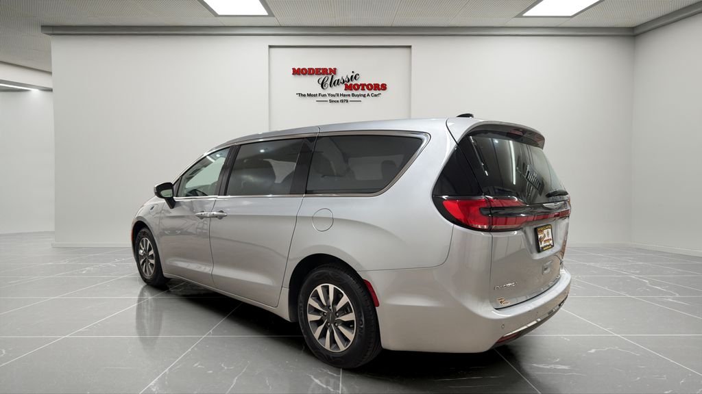 Used 2023 Silver Chrysler Touring L image 3