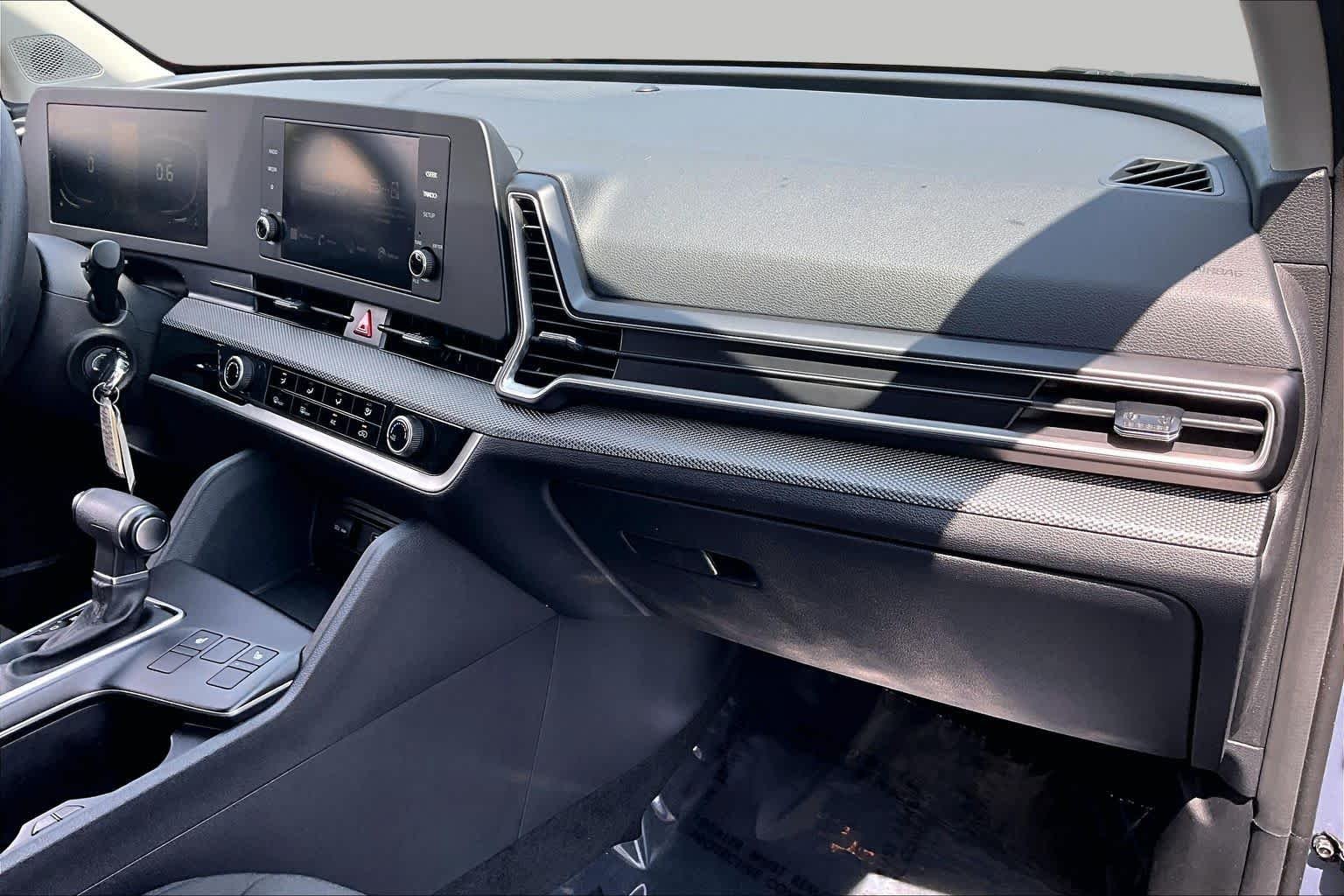 Used 2025 Everlasting Silver Kia LX image 18