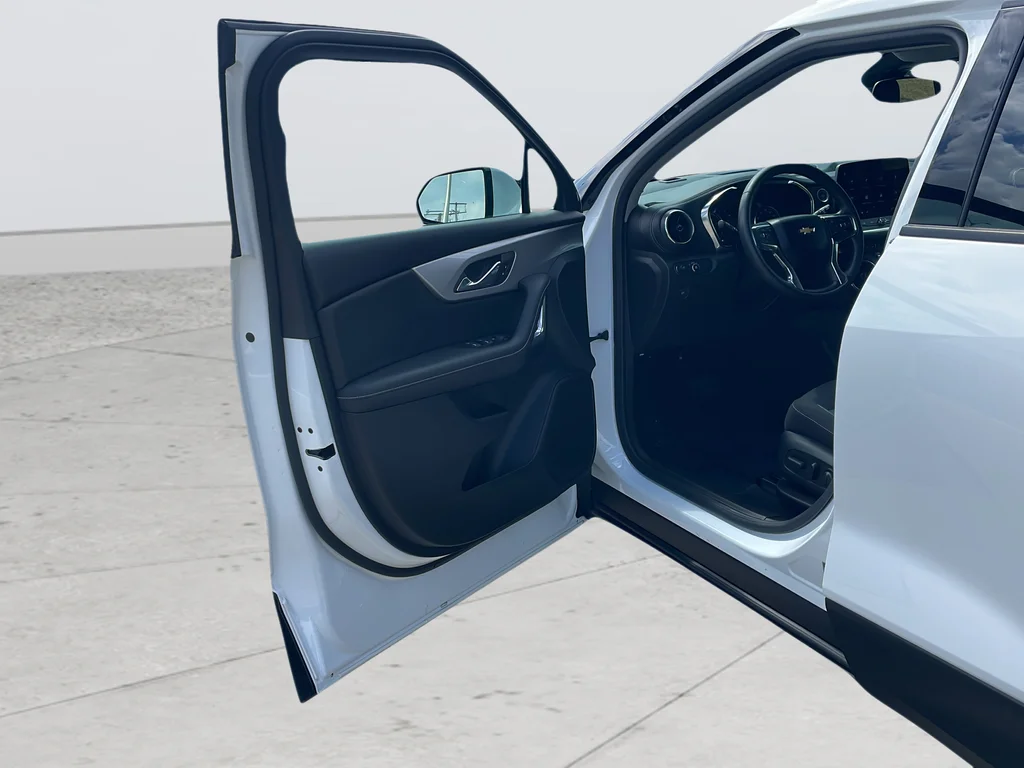 Used 2023 White Chevrolet LT image 34