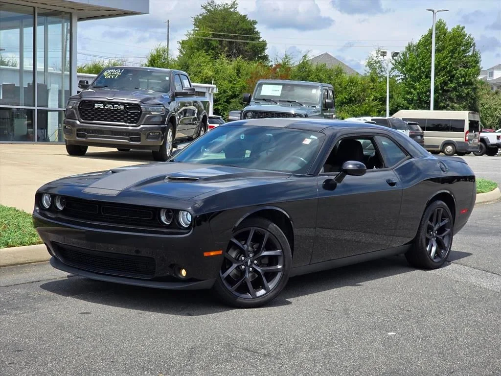 Used 2019 Black Dodge SXT image 2