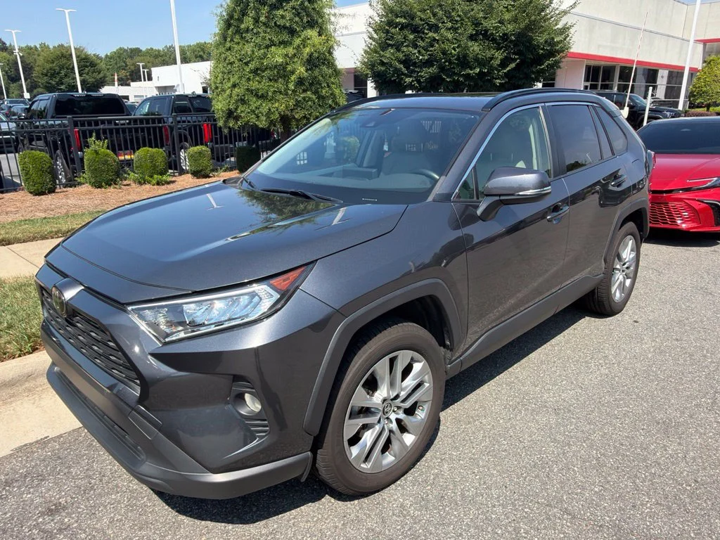 Used 2019 Gray Toyota XLE Premium image 3